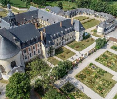 Vue aérienne du bâtiment historique et des jardins du camping Escapade aux Peupliers