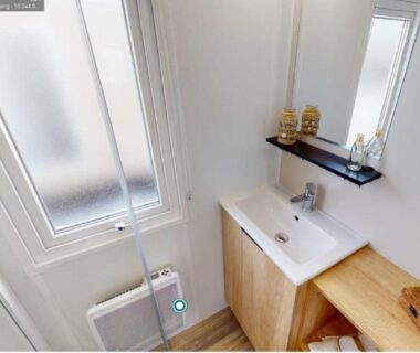 Salle de bain avec lavabo et fenêtre dans l'Escape MobilHome aux Dunes de Contis