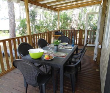 Terrasse couverte avec table et chaises de l'Escape MobilHome aux Dunes de Contis