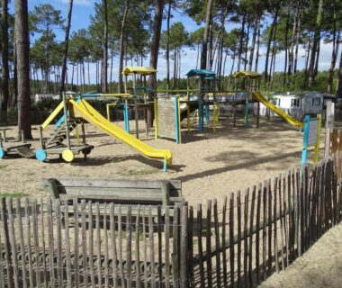 Aire de jeux dans la pinède au camping Escape MobilHome aux Dunes de Contis