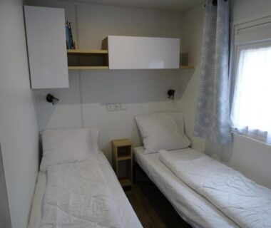 Intérieur chambre avec deux lits simples dans le mobilhome Escape MobilHome aux Dunes de Contis