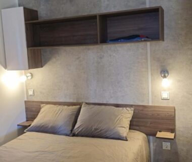 Intérieur de chambre avec lit double dans l'hébergement Etxe ona au bord de l’eau