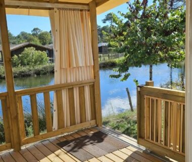 Terrasse en bois donnant sur un plan d'eau à Etxe ona au bord de l'eau
