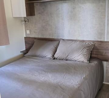 Chambre intérieure avec lit double dans Etxe ona au bord de l’eau