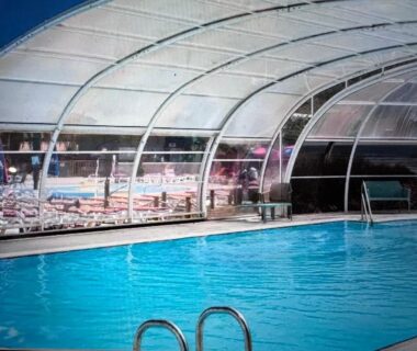 Piscine couverte sous dôme au camping Etxe ona au bord de l'eau