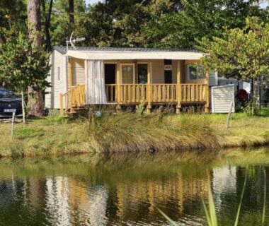 Bord d'étang avec mobil-homes et reflets au camping Etxe ona au bord de l'eau