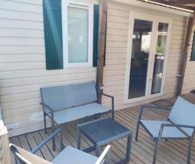 Terrasse en bois avec chaises et table à l'Europcamping Mobil-home Climatisé