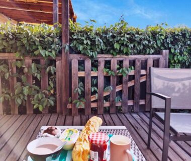 Terrasse en bois avec plateau petit déjeuner à l'Europcamping Mobil-home Climatisé