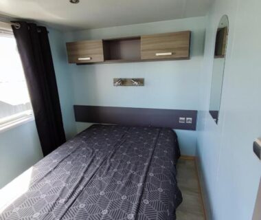 Chambre avec lit double et rangements dans l'Europcamping Mobil-home Climatisé
