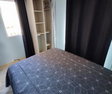 Chambre avec lit double et dressing dans l'Europcamping Mobil-home Climatisé
