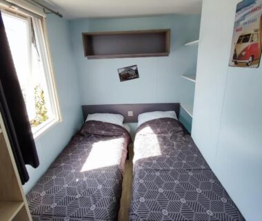 Chambre avec deux lits jumeaux dans le mobil-home Europcamping Climatisé