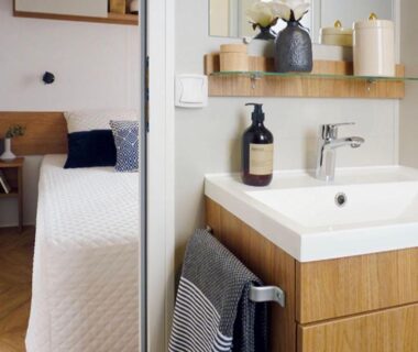 Salle de bains avec lavabo en bois et chambre attenante dans l'Évasion Lodge