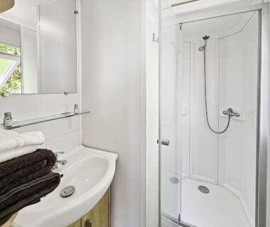 Salle de bain avec douche lavabo et serviettes dans l'Evasion Normande