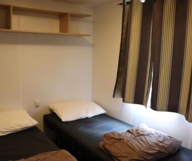 Chambre avec deux lits simples dans l'hébergement Évasion famille Dune Blanche