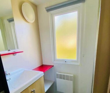 Salle de bains avec lavabo miroir et fenêtre dans l'hébergement Évasion famille – Dune Blanche