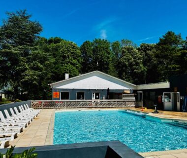 Piscine extérieure avec transats au camping Évasion famille Dune Blanche