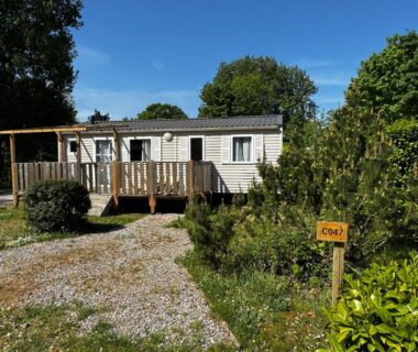 Allée gravillonnée et mobil-home avec terrasse au camping Évasion famille Dune Blanche