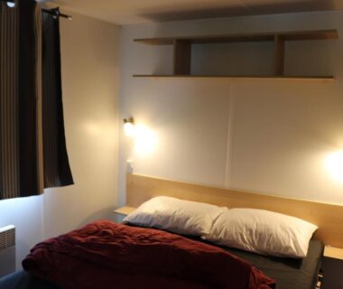 Chambre avec lit double et appliques murales dans l'hébergement Évasion famille – Dune Blanche
