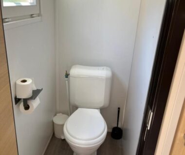 WC séparé avec fenêtre dans l'hébergement Évasion famille Dune Blanche