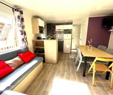 Séjour avec canapé et kitchenette dans le mobil-home Evasion premium tout confort 4 étoiles clim ch parentale 2 SDB 2WC