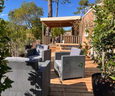 Terrasse en bois avec salon extérieur de l'hébergement Evasion premium tout confort 4 étoiles