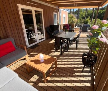 Terrasse en bois avec salon et table extérieure de l'hébergement Evasion premium tout confort