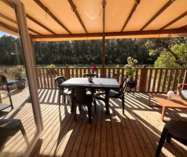 Terrasse bois avec table et chaises du mobil-home Evasion premium tout confort 4 étoiles clim ch parentale 2 SDB 2WC