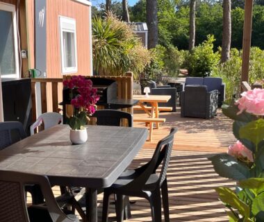 Terrasse avec table et fauteuils au mobil-home Evasion premium tout confort 4 étoiles clim ch parentale 2 SDB 2WC