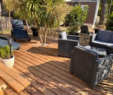 Terrasse en bois avec salon dans l'hébergement Evasion premium tout confort 4 étoiles clim, ch parentale, 2 SDB, 2WC