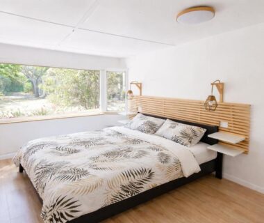 Chambre lumineuse avec lit double et grande fenêtre donnant sur jardin au Domaine Évasion tout confort pour 4