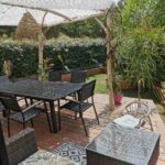 Terrasse ombragée avec salon de jardin et plantes du Domaine Évasion tout confort pour 4
