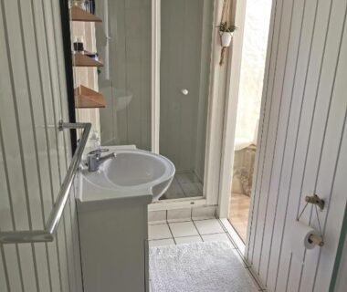 Salle de bain avec douche lavabo et WC dans l'Évasion tout confort pour 4