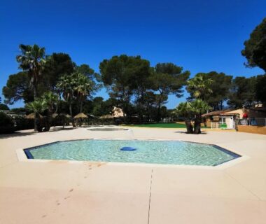 Cour centrale avec piscine octogonale au domaine Évasion tout confort pour 4 avec 5 piscines et activités