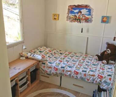 Chambre enfant avec lit simple, bureau et peluche dans Évasion tout confort pour 4 Domaine avec 5 piscines et activités