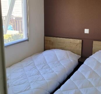 Chambre avec deux lits simples au camping Évolution