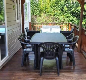 Terrasse couverte avec table et chaises au camping Évolution