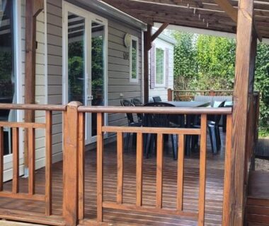 Terrasse en bois avec pergola et mobilier du camping Évolution