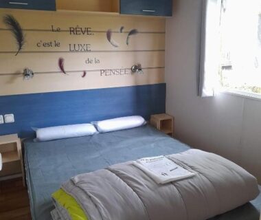 Chambre avec lit double et fenêtre dans le F4 PREMIUM 6 pers PUY DU FOU 910CF
