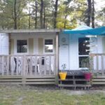 Terrasse ombragée avec mobil home et jardinières dans le camping F4 PREMIUM 6 pers PUY DU FOU 910CF