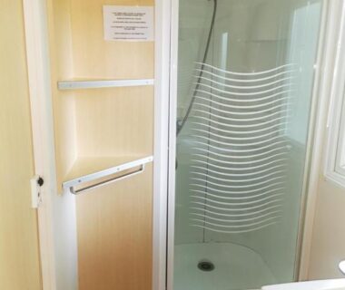 Salle d'eau avec cabine de douche et lavabo dans le F4 PREMIUM 6 pers PUY DU FOU 910CF