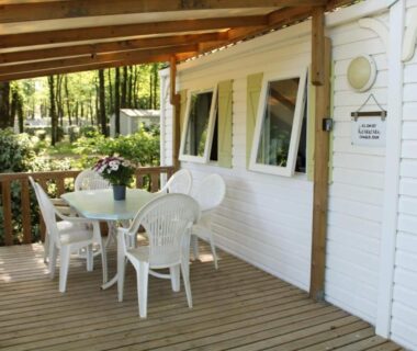 Terrasse couverte avec table et chaises dans le F4 PREMIUM 6 pers PUY DU FOU 910CF