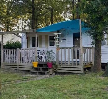Terrasse ombragée avec mobil-home et auvent bleu du F4 PREMIUM 6 pers PUY DU FOU 910CF