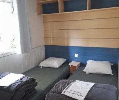 Chambre intérieure avec deux lits et rangements dans le F4 PREMIUM 6 pers PUY DU FOU 910CF