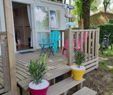 Terrasse bois avec chaises et pots de fleurs du F4 PREMIUM 6 pers PUY DU FOU 910CF