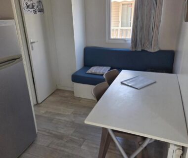 Coin repas avec banquette et table dans la FMLODGE la cabane du soleil au sable du midi