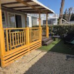 Terrasse en bois et coin détente avec chaises longues au FMLODGE la cabane du soleil au sable du midi