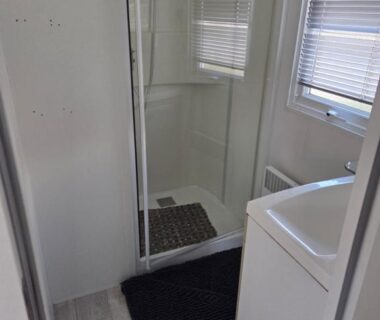 Salle d'eau avec cabine de douche et lavabo dans FMLODGE la cabane du soleil au sable du midi