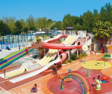 Parc aquatique avec toboggans et pataugeoire au FMLODGE la cabane du soleil au sable du midi