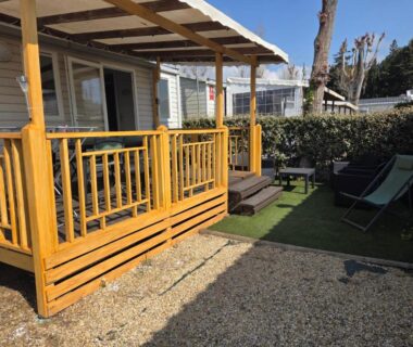 Terrasse en bois et coin détente avec chaises longues au FMLODGE la cabane du soleil au sable du midi