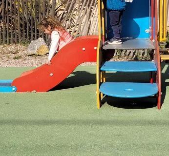 Aire de jeux avec toboggan et enfants au FMLODGE la cabane du soleil au sable du midi